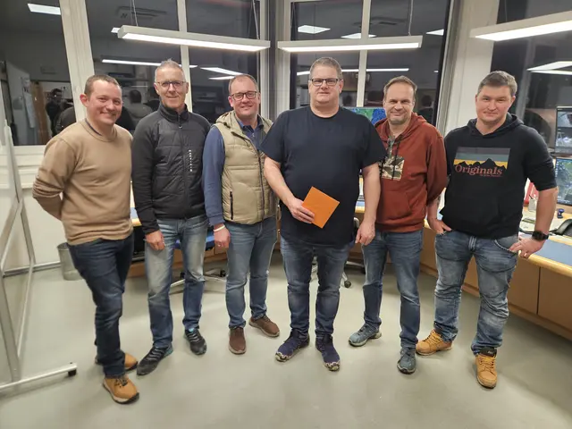 Das Kommando und die Mannschaft der Hauptfeuerwache Bad Ischl bedankten sich für die Einladung und gratulierten dem Jubilar mit einem Präsent zum Ehrentag. | Foto: www.ff-badischl.at/Christian Wacek