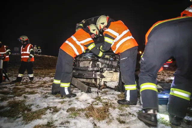 Ein Pkw kam von der Paschinger Straße in Marchtrenk von der Fahrbahn ab und landete im Feld daneben. | Foto: laumat.at