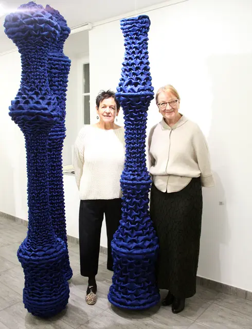 Die drei Raumobjekte mit dem Titel "Falten werfen" sind von Monika Köck erarbeitet.