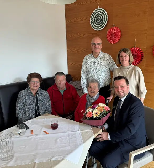 Die rüstigen Jubilarin freute sich über die Glückwünsche zur ihrem 100er. | Foto: Gemeinde Zams