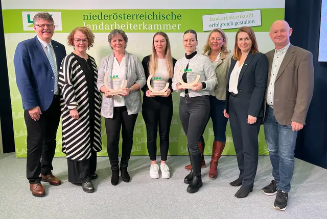 NÖ LAK-Präsident Andreas Freistetter, Landesrätin Christiane Teschl-Hofmeister, Sabine Stifter (Betriebsratsvorsitzende der Arbeiter bei Red Tomatoes), Michelle Stoidl (Jugendvertrauensrätin beim Lagerhaus Waidhofen/Thaya), Diana Haas (Betriebsratsvorsitzende der Angestellten der Domäne Wachau), NÖ LAK-Vizepräsidentin Judith Hartl, NÖ LAK-Kammeramtsdirektorin Bianca Pörner und NÖ LAK-Vizepräsident Karl Orthaber. | Foto: NÖ Landarbeiterkammer