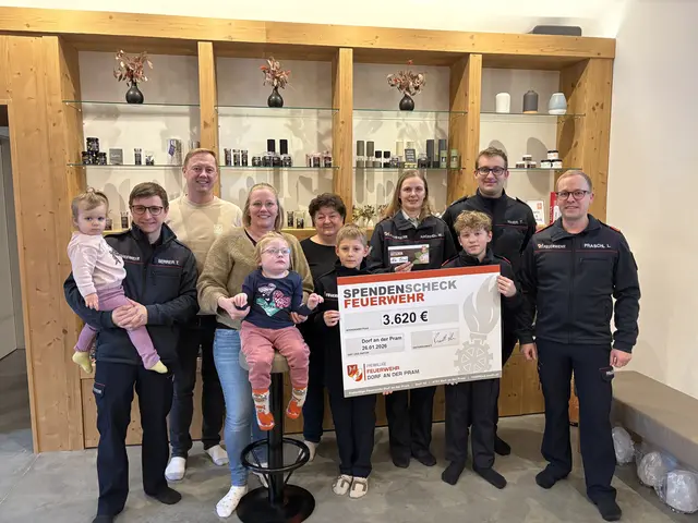Am 26. Jänner 2026 fand im Salzdorf in Dorf an der Pram die offizielle Übergabe des Spendengeldes an die Familie der kleinen Emma statt, das von der Feuerwehrjugend Dorf an der Pram zu Weihnachten gesammelt wurde.  | Foto: FF Dorf an der Pram