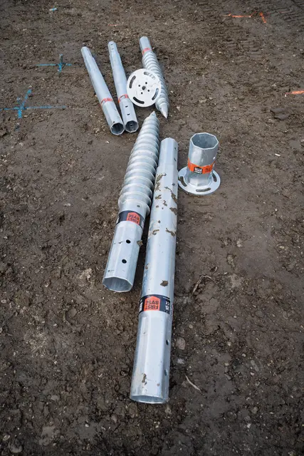 Im Stadtteil Liefering in der Stauffeneggstraße baut die Stadt Salzburg einen Kindergarten aus. Insgesamt 240 Schraubfundamente werden in den Boden gesetzt. | Foto: Stadt Salzburg/Alexander Killer