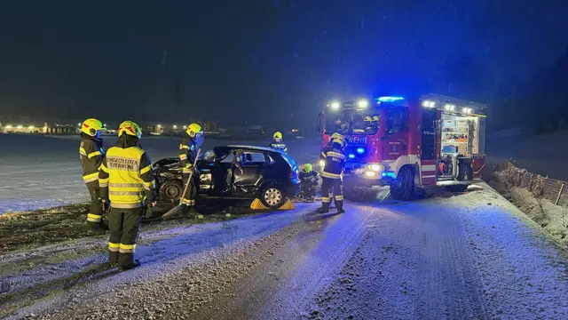 Einer der Einsätze in den frühen Morgenstunden: Auf der B320 im Gemeindegebiet von Haus im Ennstal kam ein Lkw ins Rutschen und prallte gegen ein Auto. | Foto: FF Haus im Ennstal