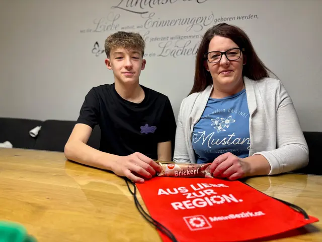 In Sigmundsherberg freuen sich Sohn Simon und Mutter Michaela Schmöger auf den Eis-Klassiker, der endlich wieder da ist! | Foto: Markus Kahrer