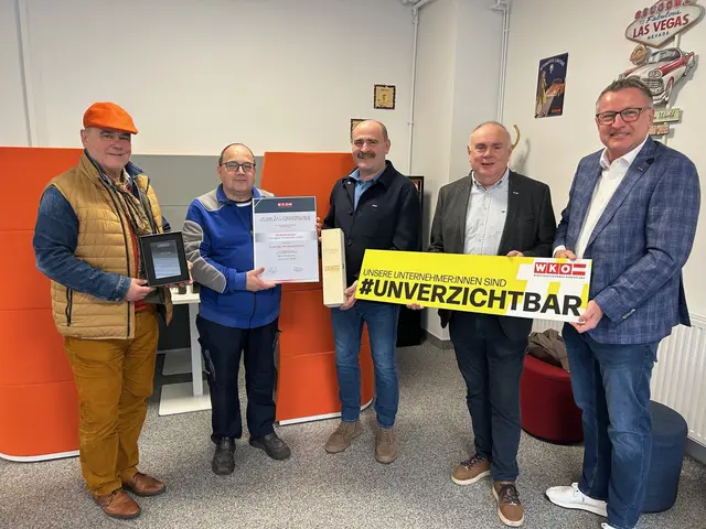 Regionalstellenobmann Robert Frank, Reinhold Kettner, Innungsmeister Landesinnung Fahrzeugtechnik Manfred Beck, Fachgruppengeschäftsführer Landesinnung Fahrzeugtechnik Karl Tinhof und Regionalstellenleiter Harald Pokorny. | Foto: WKB