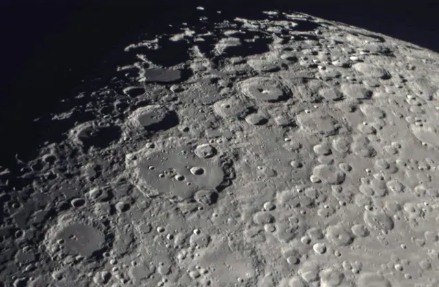 Die Südpolregion des Mondes. Aufgrund des dort vorkommenden Eises werden die ersten Menschen dort landen. | Foto: Günter Kleinschuster