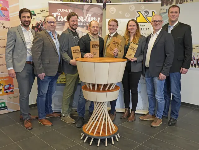 Die Jungholzsieger 2025 sind gekürt: Matthias Fellner, Ralph Uitz, Wolfgang Ramminger und Julia Stangl. Die Landesinnung der steirischen Tischler und Holzgestalter und der südoststeirische Regionalstellen-Obmann Manfred Walter gratulierten. | Foto: Roman Schmidt