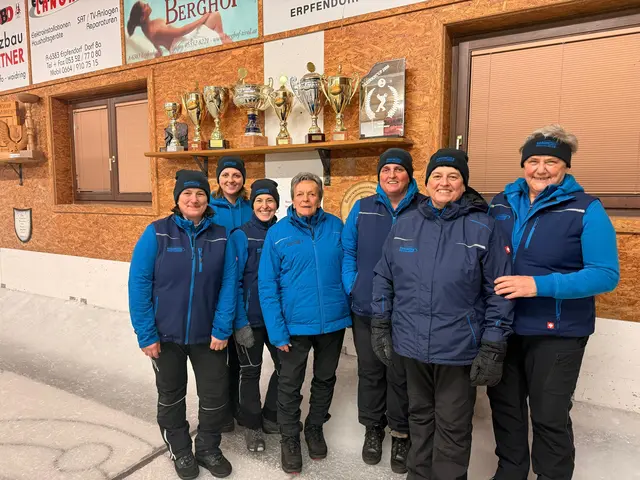 Die EC-Brixen-Damen gewinnen auswärts in Erpfendorf 4 : 3 und setzten sich damit an die Tabellen Spitze. 