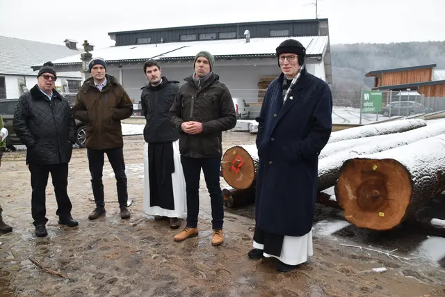 Ulrich Schwaiger (2.v.r.), Geschäftsführer des Niederösterreichischen Waldverbandes. | Foto: Mirjam Preineder