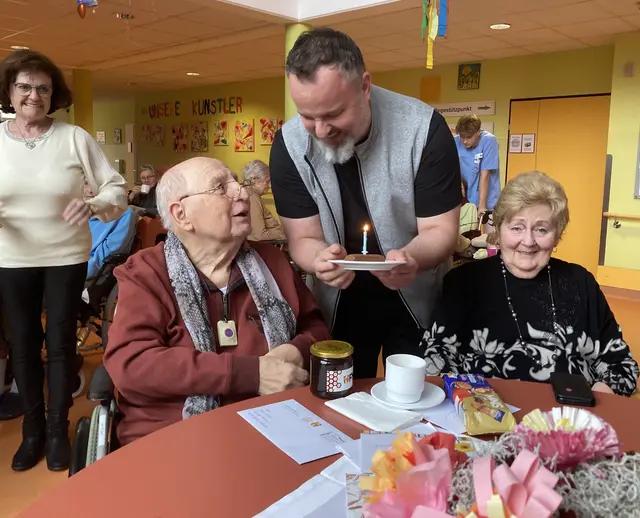 Hausleiter Stefan Kurzmann überreichte dem Geburtstagskind Herbert Eitler eine Torte