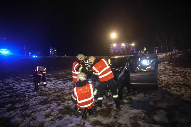 Ein Pkw kam von der Paschinger Straße in Marchtrenk von der Fahrbahn ab und landete im Feld daneben. | Foto: laumat.at