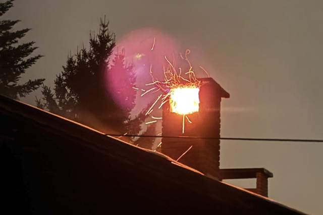Beim Eintreffen der Feuerwehr war von außen ein Kamin in Vollbrand sichtbar. | Foto: Freiwillige Feuerwehr Föderlach