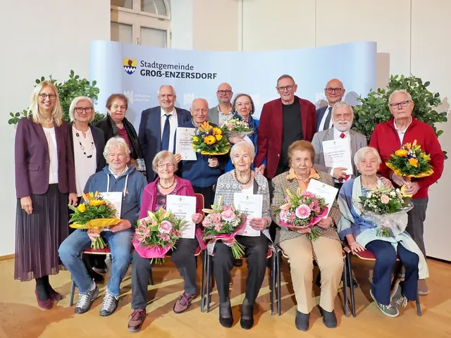Bürgermeisterin Monika Obereigner-Sivec, Ortsvorsteherin Sonja Hartmann, Ortsvorsteherin Ilse Marchhart, Stadtrat und Ortsvorsteher Gerhard Baumann, Ortsvorsteher Manfred Juri und Ortsvorsteher Michael Novotny gemeinsam mit den Jubilar:innen sowie den zwei Hochzeitsjubelpaaren. | Foto: Dr. Herbert Slad