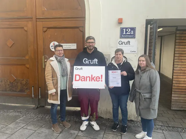 Anita Grath, ein Mitarbeiter der Gruft, Martha Baranyai und Lisa Baranyai. | Foto: Spar Grath