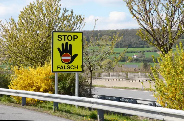 Warnschilder und Bodenmarkierungen helfen nur bedingt, wenn die Autofahrer dennoch umdrehen | Foto: stock.adobe/photo 5000