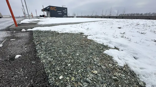 Der Schnellstraßen-Rastplatz an der S7 bei Mogersdorf wurde von der ASFINAG vorsorglich gesperrt. | Foto: Greenpeace