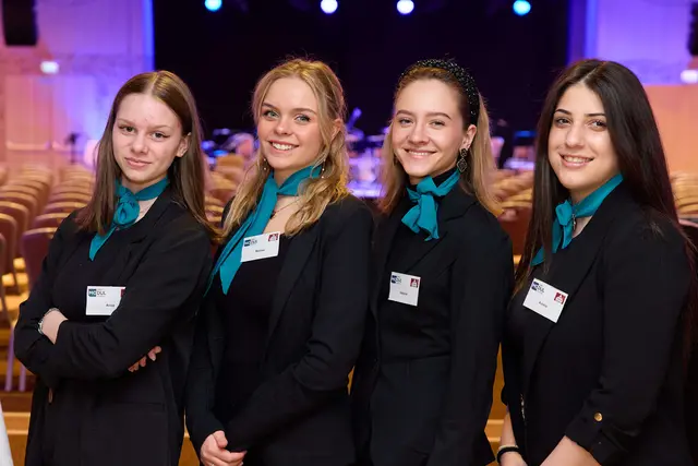 Die Schülerinnen und Schüler sorgen für einen Charity-Abend.  | Foto: Modul