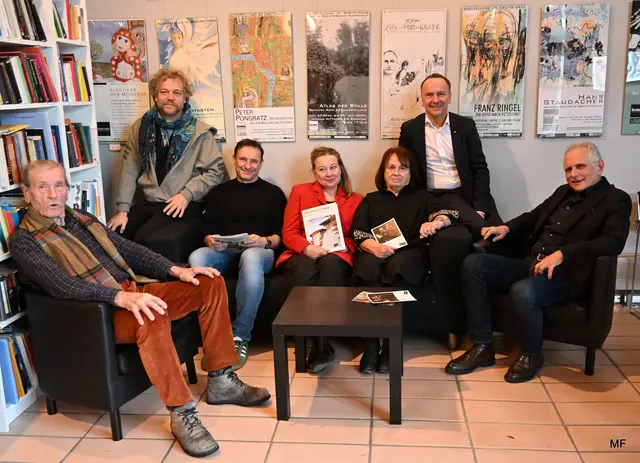 Programmvorschau im Greith-Haus hier mit dem bildenden Künstler Gerald Brettschuh, Schauspieler Wolfgang Lampl, Bgm. Franz Silly, Greith-Haus-Leiterin Isabella Holzmann, Obfrau Senta Roth, Wolfgang Schrei (Steiermärkische Sparkasse Leiter Region Süd- und Weststeiermark) und Kurator Günther Holler-Schuster in der Leseecke mit Büchern aus dem Nachlass von Gerhard Roth (v.l.). | Foto: Maria Fauth