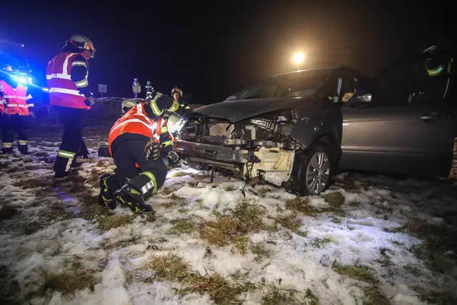 Ein Pkw kam von der Paschinger Straße in Marchtrenk von der Fahrbahn ab und landete im Feld daneben. | Foto: laumat.at