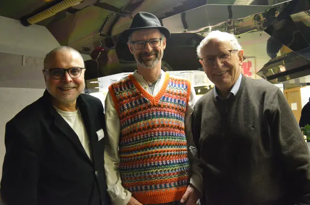 Wilfried "Wortakrobat" Schatz mit Künstler Urban Sterzinger und seinem Vater Johann. | Foto: Sabine Schletterer
