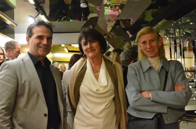 Andreas Wolf mit Sieglinde Auer (Mitte), deren Mann jahrelang die Ausstellungen in der Raiffeisengalerie organisiert und betreut hat. | Foto: Sabine Schletterer