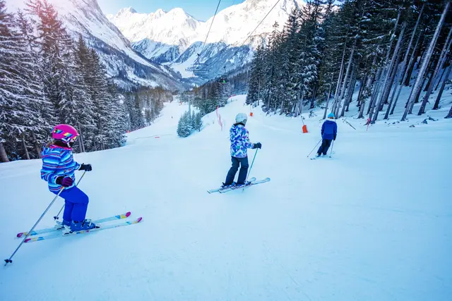 Auf der Piste Nr. 17 im Skigebiet Kals am Großglockner kam es am 28. Jänner zu einem Kollisionsunfall zwischen einer Skifahrerin und einem Schülerkind. | Foto: smarterpix (Symbolbild)