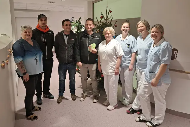 Wolfgang Zehentner, Vanes Ortner und Werner Gansdorfer (hinten, v. li.) von Vialit Asphalt übergaben die Spende an Primaria Margot Scheel-Deja, Leiterin der Abteilung für Kinder- und Jugendheilkunde (4. v. re.). | Foto: Krankenhaus Braunau