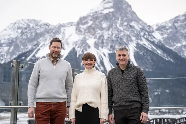 v.l.: Björn Scherer (Geschäftsführer Tiroler Zugspitz Arena), Astrid Steharnig-Staudinger (Geschäftsführerin Österreich Werbung) und Theo Zoller (Obmann Tiroler Zugspitz Arena). | Foto: Tiroler Zugspitz Arena