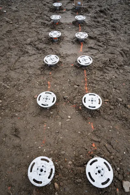 Im Stadtteil Liefering in der Stauffeneggstraße baut die Stadt Salzburg einen Kindergarten aus. Insgesamt 240 Schraubfundamente werden in den Boden gesetzt. | Foto: Stadt Salzburg/Alexander Killer