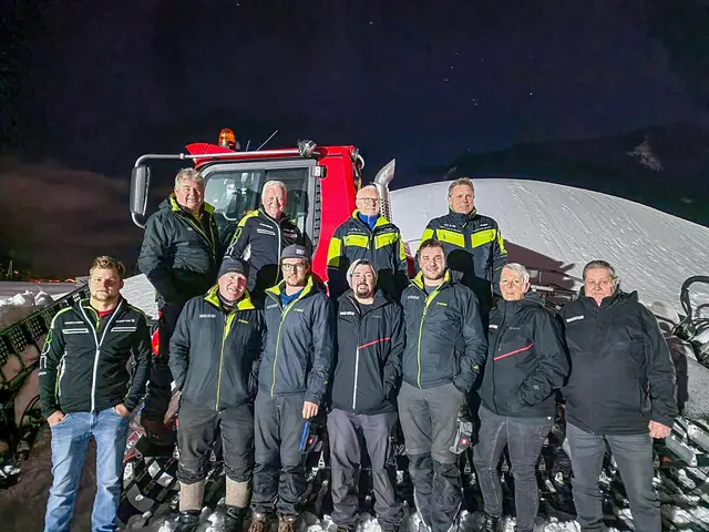 Vorne: Forian Schößer, Sepp Wechselberger, Markus Buchner (ausgeschieden), Sandro Innerhofer, Georg Kaiser (Betriebsleiter), Isabella Stöckl, Ferdl Brunner
Hinten: Hanspeter Schößer, Sepp Kröll (Finanzen und Verwaltung), Toni Kaserer, Rudolf Göstl (Geschäftsführer) | Foto: Wennsergletscher