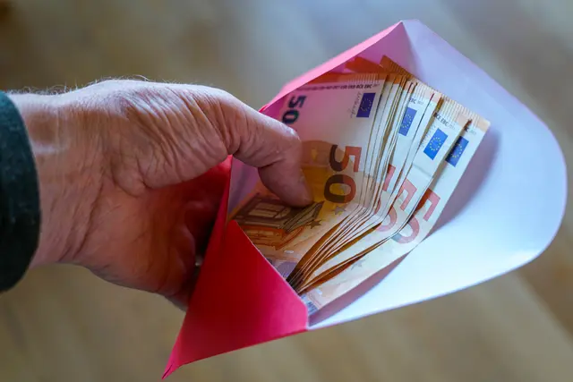 Ein Oberkärntner verkaufte Gold und bekam statt den versprochenen 9450 Euro Bargeld nur ein Kuvert voller Papierschnipsel. | Foto: stock.adobe/Zigmunds