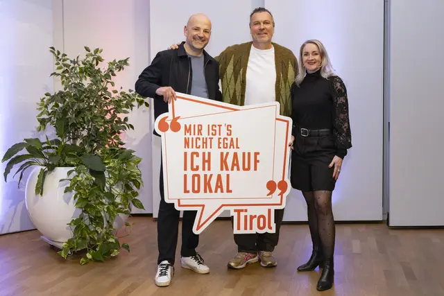 Auf Einladung von Gremial-Obmann Wolfgang Feucht und Gremial-Geschäftsführerin Karolina Holaus beleuchtete Branchen-Insider Kai Jäckl (Mitte) die aktuellen Trends für Frühjahr und Sommer 2026, die schon bald im lokalen Modefachhandel zu finden sein werden. | Foto: WK Tirol/Die Fotografen