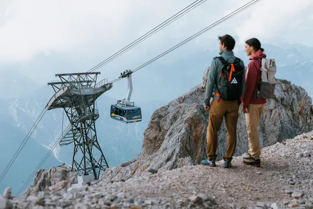 Mit der Eröffnung der „Österreichischen Zugspitzbahn“ im Jahr 1926, aus der 1958 die „Tiroler Zugspitzbahn“ wurde, begann als zweite Seilbahn Österreichs und erste Nordtirols die Geschichte des modernen Seilbahnbaus in den Alpen. Was damals eine technische Pionierleistung war, ist heute ein zentraler Impulsgeber für Tourismus und Wirtschaft.

 | Foto: Tiroler Zugspitzbahn / Roman Huber