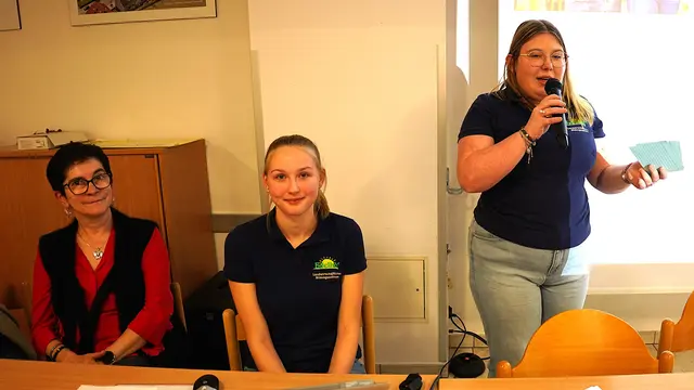 Margarete Gressl, Helena Eichinger und Ricarda Falkner (von links) stellten den Edelhof vor. | Foto: Franz Fichtinger
