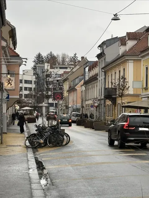 Eine Geschwindigkeitstafel in Dauer-Trauer: An die 20er-Zone in der Zinsendorfgasse hält sich kaum jemand, egal ob Auto oder Fahrrad.  | Foto: MeinBezirk/Markus Kropac