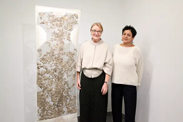 Irmgard Hofer-Wolf (li.) und Monika Köck (re.) haben gemeinsam mit Christine Siess, die 2020 verstorben ist, 2004 das Künstlerinnenkollektiv co.opSTOFF gegründet. Im Bild: "Das Hemd der Margarethe" mit Kupferdraht besticktes Leinengewebe, in Erde verottet, auf Organza fixiert - eine gemeinsame Arbeit von Irmgard Hofer-Wolf und Monika Köck.