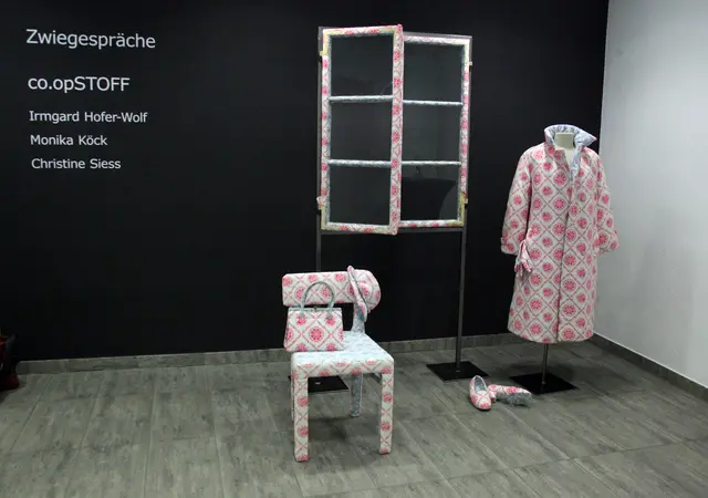 Im Foyer ist die mehrteilige Installation "Frauenzimmer" zu sehen.