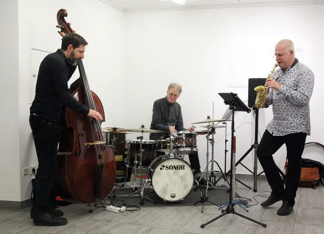 Die Formation Trialog eröffnete den Vernissageabend mit einem offenen Jazz-Set.