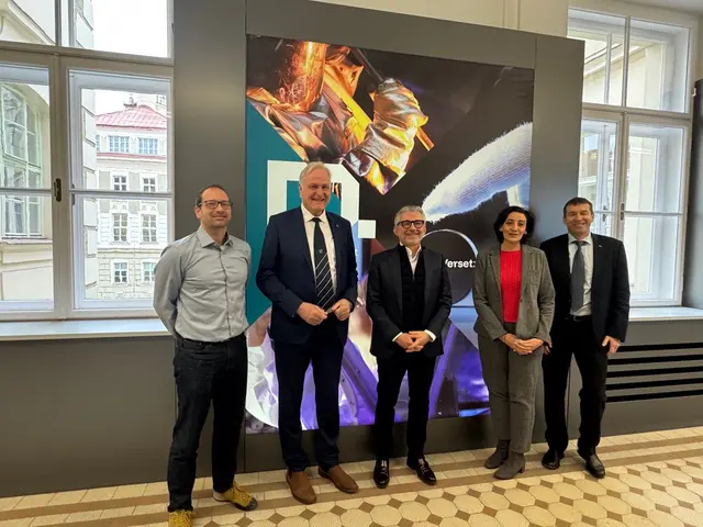 Beim Besuch an der Montanuniversität wurden die Weichen für zukünftige Kooperationen gestellt. Im Bild: Robert Obenaus-Emler, Rektor Peter Moser, Herbert Eibensteiner, CEO der voestalpine AG, Univ.-Prof. Susanne Michelic und Vizerektor Helmut Antrekowitsch. (v. l.) | Foto: MUL