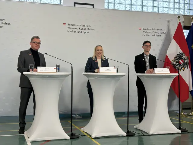 Teamchef Rangnick, Staatssekretärin Schmidt und Gesundheitsexperten Teufl stellten die Ergebnisse vor.  | Foto: MeinBezirk Salzburg