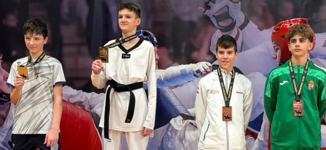 Christoph Grasböck (2.v.r.) bei der Siegerehrung der Klasse "Junioren bis 48 Kilo".