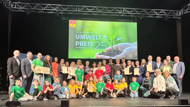 Die Burgenländischen Umwelt-Preisträgerinnen und -Preisträger 2025 bei der Verleihung im KUZ Mattersburg | Foto: Andrea Glatzer