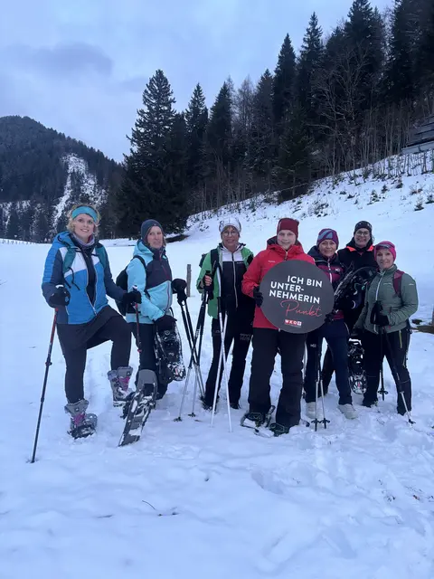 Stefanie Postl (FidW Bezirksvorsitzende Kirchdorf, Mitte), Elisabeth Humer und Unternehmerinnen aus dem Bezirk beim Schneeschuhwandern in Rosenau. | Foto: WKO Kirchdorf