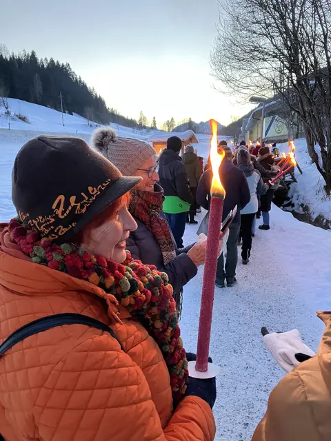 Unter dem österreichweiten Motto 2025 „Gedanken des Friedens“ entzündeten die Teilnehmenden ihre Fackeln an der Originalflamme aus Bethlehem und trugen diese Botschaft hinaus in die hereinbrechende Winternacht. So wurde sichtbar, was die Welt wirklich zum Leuchten bringt: der Frieden.