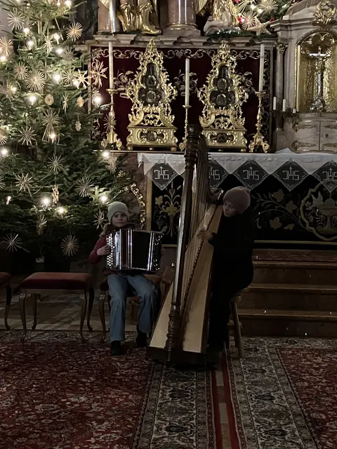 Im stimmungsvollen Ambiente der Oberauer Pfarrkirche -  die „himmlischen Harfen- und Harmonikaklänge“ des Geschwisterpaares Nina (Harfe) und Rosa (Harmonika) Hölzl verzauberten alle  – eine gelungene Überraschung.