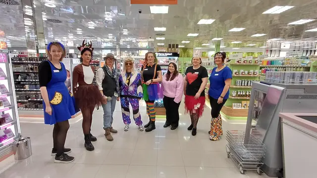 Am Faschingdienstag präsentieren sich die Verkäuferinnen und Verkäufer verkleidet. | Foto: WEZ Bärnbach