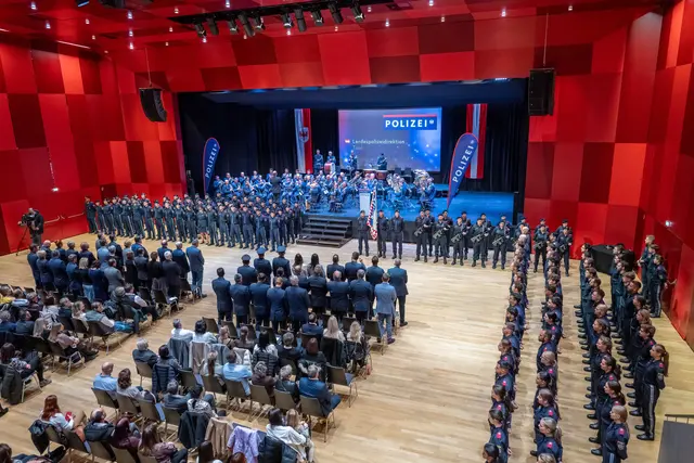 Die Polizei in Tirol bekommt Zuwachs: im SZentrum in Schwaz wurden 57 Polizeibedienstete nach der Grundausbildung ausgemustert und 53 Schülerinnen und Schüler angelobt. | Foto: Polizei, Bernhard Gruber