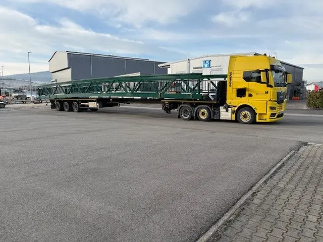 Zwei Tage lang war die Brücke mit einem Spezialtransport auf dem Weg nach Bad Blumau. | Foto: Land Steiermark, Abt. 16