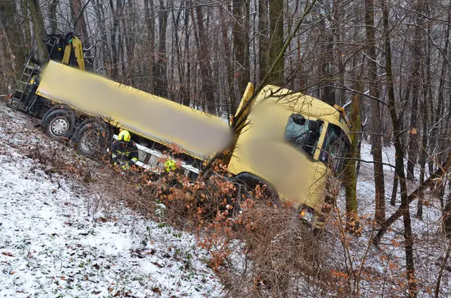 Ein LKW war von der Fahrbahn abgekommen und musste geborgen werden. | Foto: FF Katzelsdorf